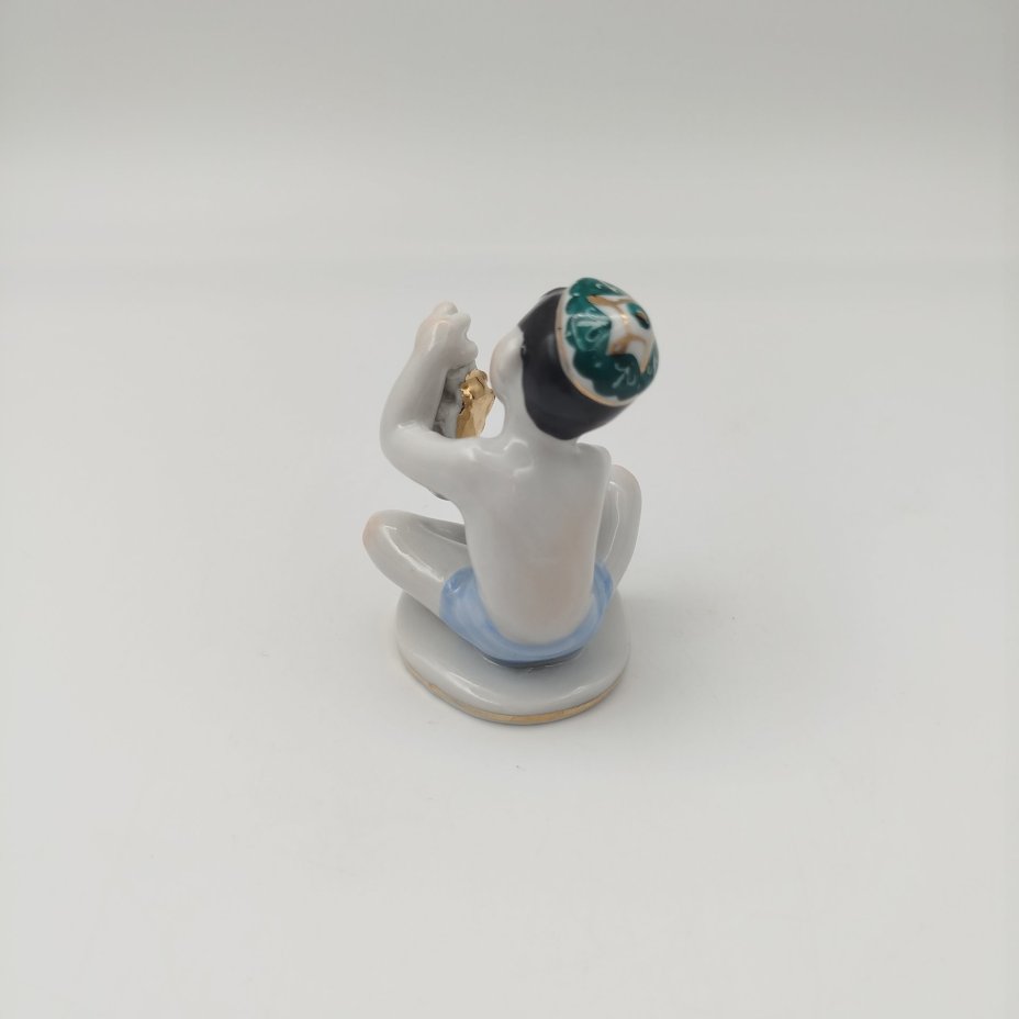 Статуэтка "Мальчик с виноградом" из серии "Счастливое детство", скульптор Г.С. Столбова, художник Е.Н. Лупанова, фарфор, роспись, золочение, Ленинградский фарфоровый завод (ЛФЗ), СССР, 1960-1970 гг.