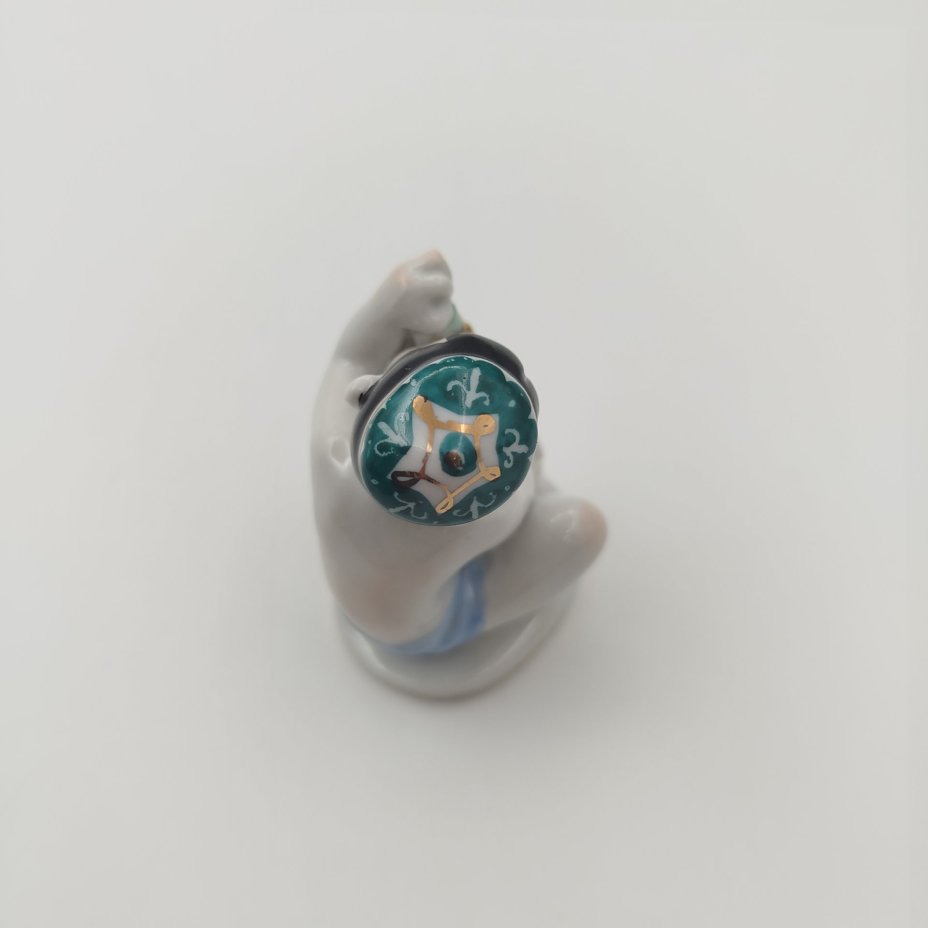 Статуэтка "Мальчик с виноградом" из серии "Счастливое детство", скульптор Г.С. Столбова, художник Е.Н. Лупанова, фарфор, роспись, золочение, Ленинградский фарфоровый завод (ЛФЗ), СССР, 1960-1970 гг.