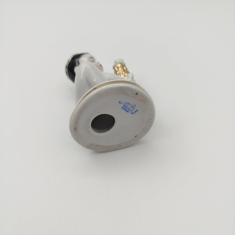 Статуэтка "Мальчик с виноградом" из серии "Счастливое детство", скульптор Г.С. Столбова, художник Е.Н. Лупанова, фарфор, роспись, золочение, Ленинградский фарфоровый завод (ЛФЗ), СССР, 1960-1970 гг.