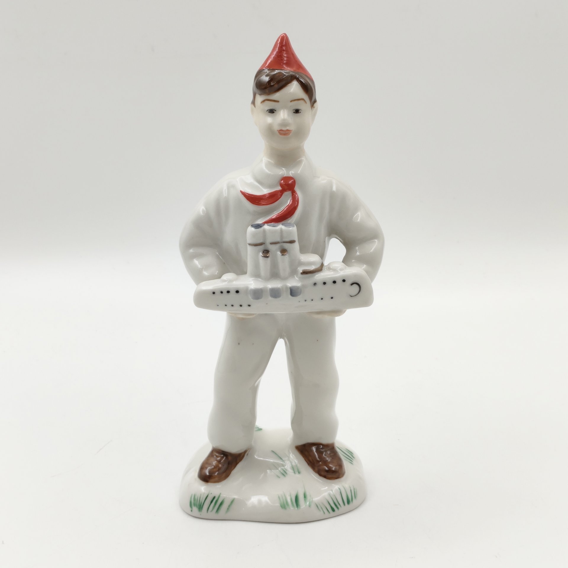 Статуэтка "Пионер с кораблем", фарфор, роспись, Коростенский фарфоровый завод (КФЗ), Украина, 1980-2000 гг.