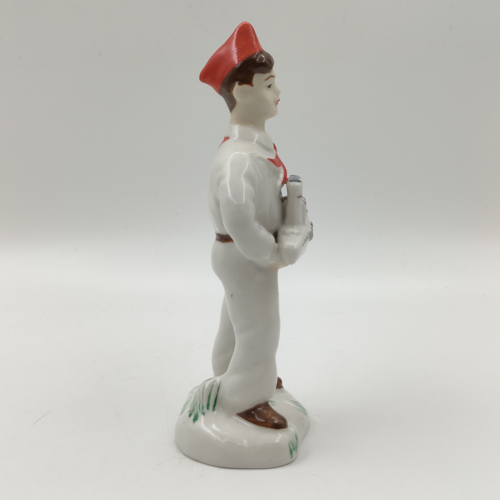 Статуэтка "Пионер с кораблем", фарфор, роспись, Коростенский фарфоровый завод (КФЗ), Украина, 1980-2000 гг.