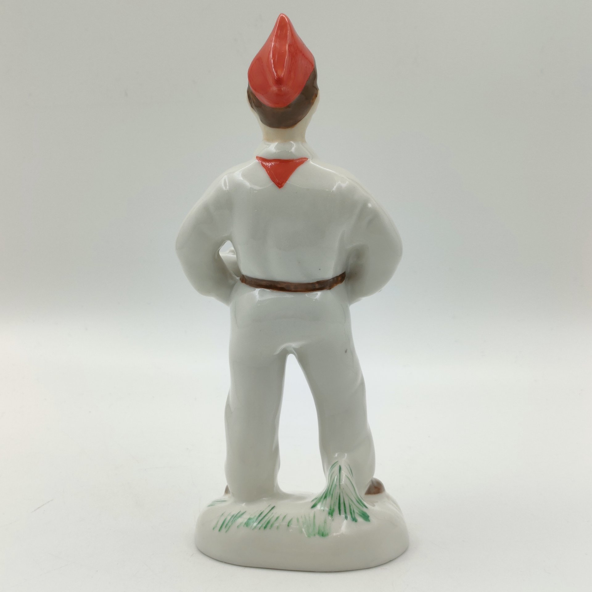 Статуэтка "Пионер с кораблем", фарфор, роспись, Коростенский фарфоровый завод (КФЗ), Украина, 1980-2000 гг.