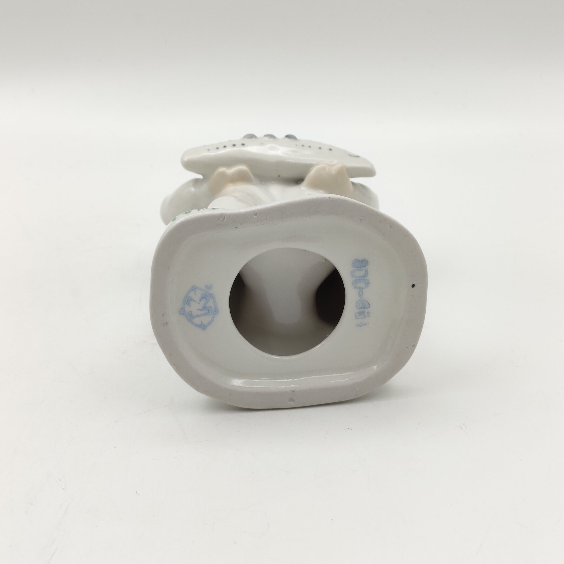 Статуэтка "Пионер с кораблем", фарфор, роспись, Коростенский фарфоровый завод (КФЗ), Украина, 1980-2000 гг.