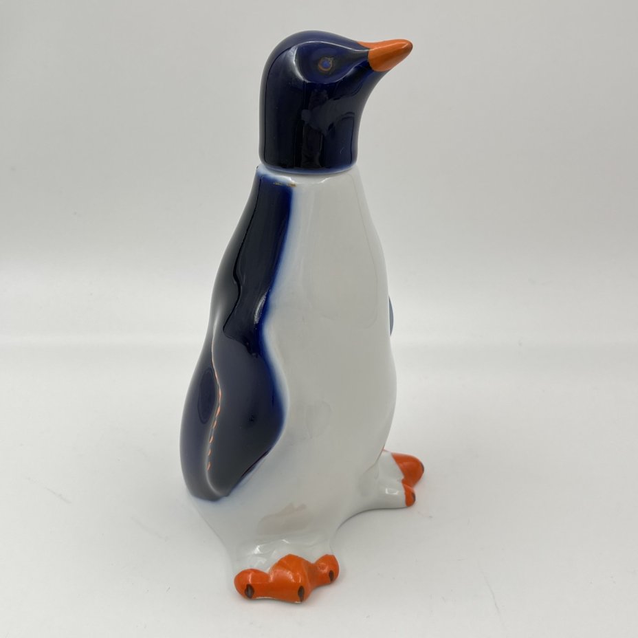Штоф (малый) "Пингвин", скульптор Н.А. Кольцов, фарфор, роспись, Ленинградский фарфоровый завод (ЛФЗ), СССР, 1960-1970 гг.