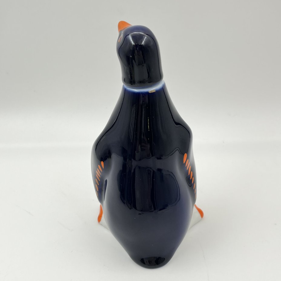 Штоф (малый) "Пингвин", скульптор Н.А. Кольцов, фарфор, роспись, Ленинградский фарфоровый завод (ЛФЗ), СССР, 1960-1970 гг.