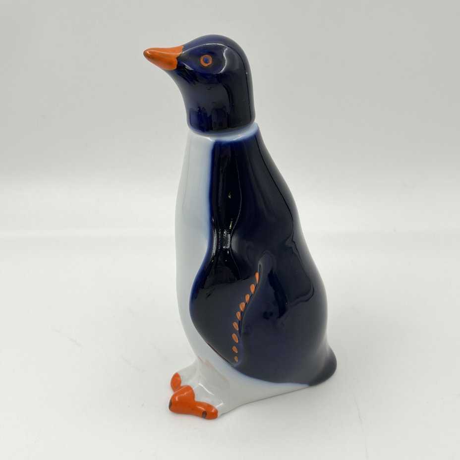 Штоф (малый) "Пингвин", скульптор Н.А. Кольцов, фарфор, роспись, Ленинградский фарфоровый завод (ЛФЗ), СССР, 1960-1970 гг.