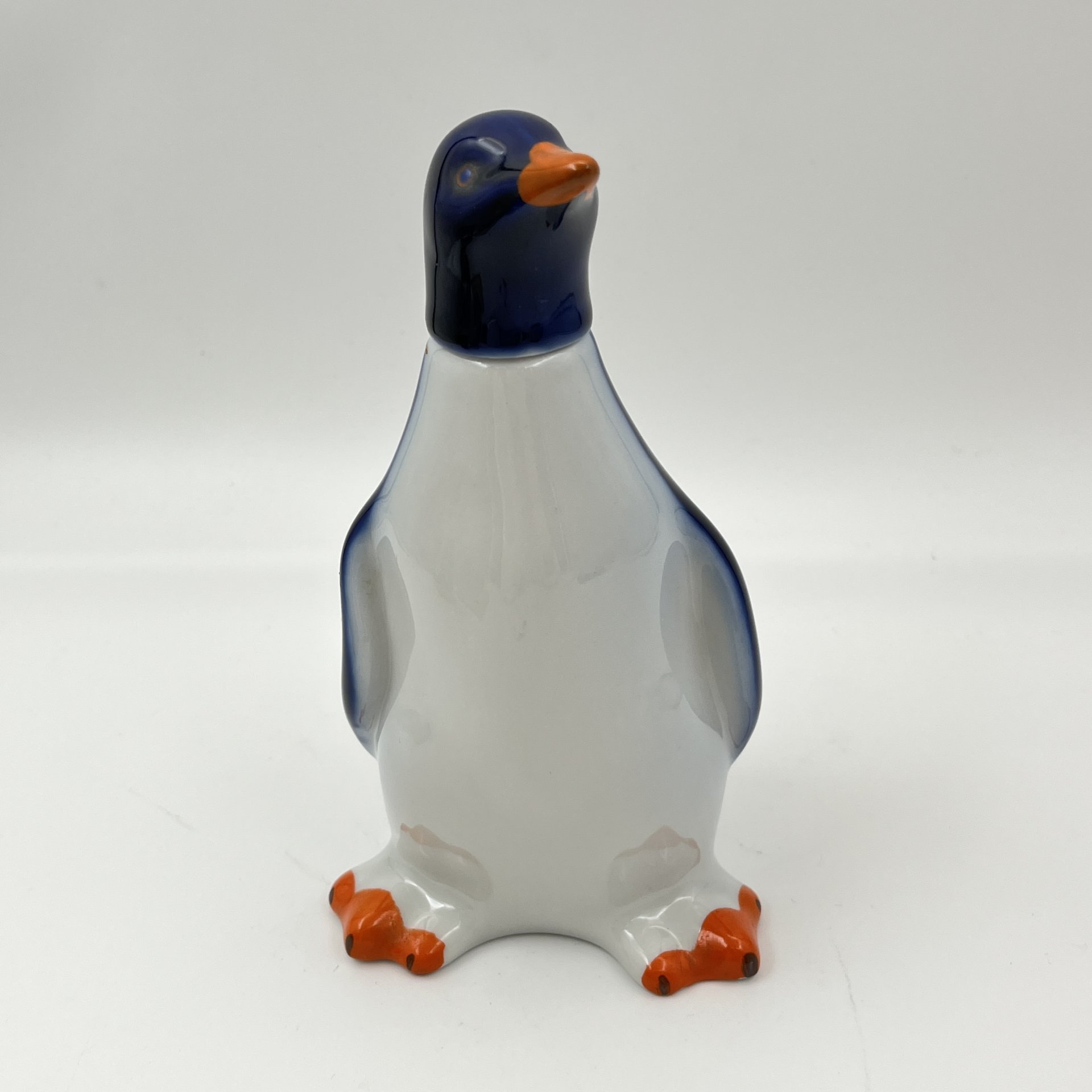 Штоф (малый) "Пингвин", скульптор Н.А. Кольцов, фарфор, роспись, Ленинградский фарфоровый завод (ЛФЗ), СССР, 1960-1970 гг.