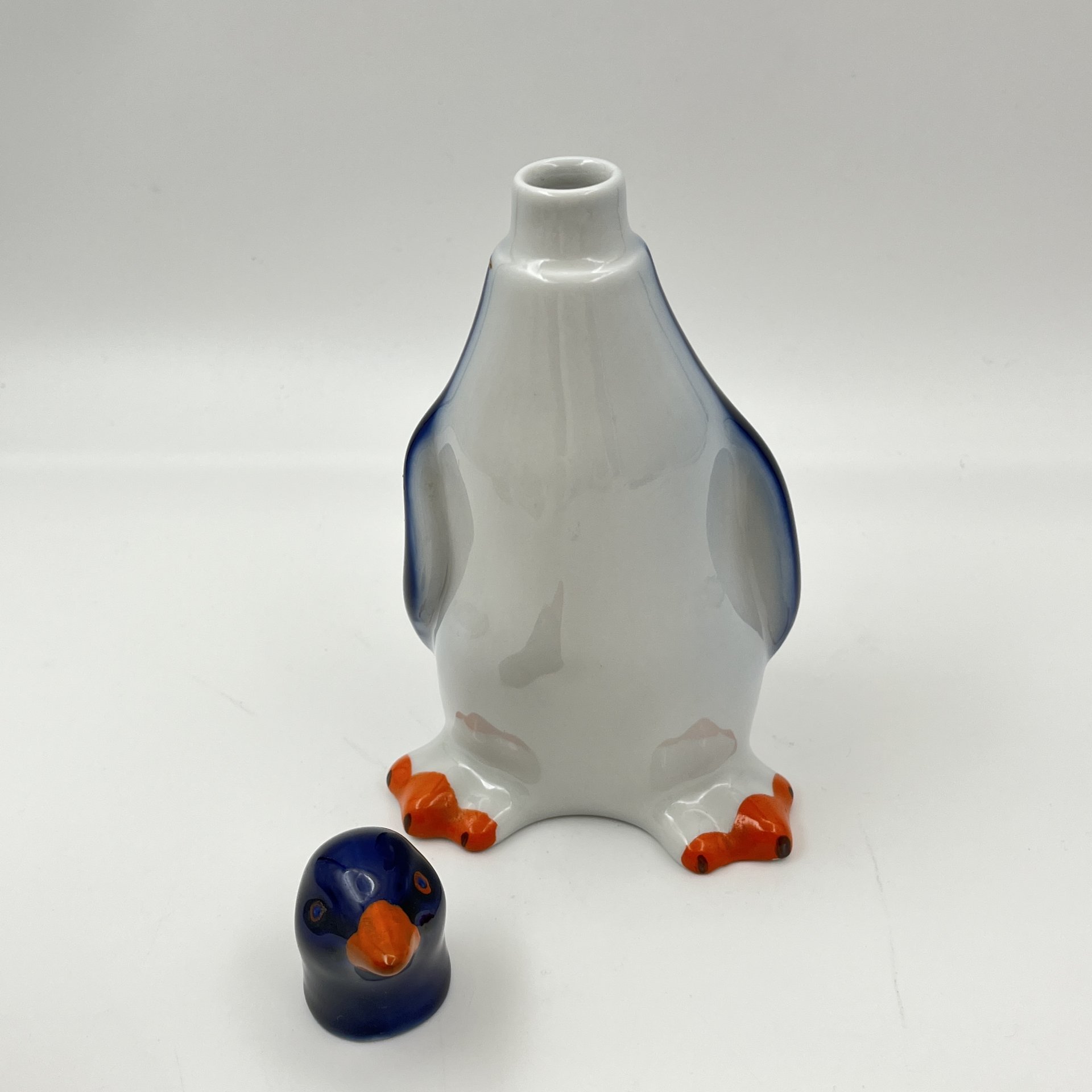 Штоф (малый) "Пингвин", скульптор Н.А. Кольцов, фарфор, роспись, Ленинградский фарфоровый завод (ЛФЗ), СССР, 1960-1970 гг.