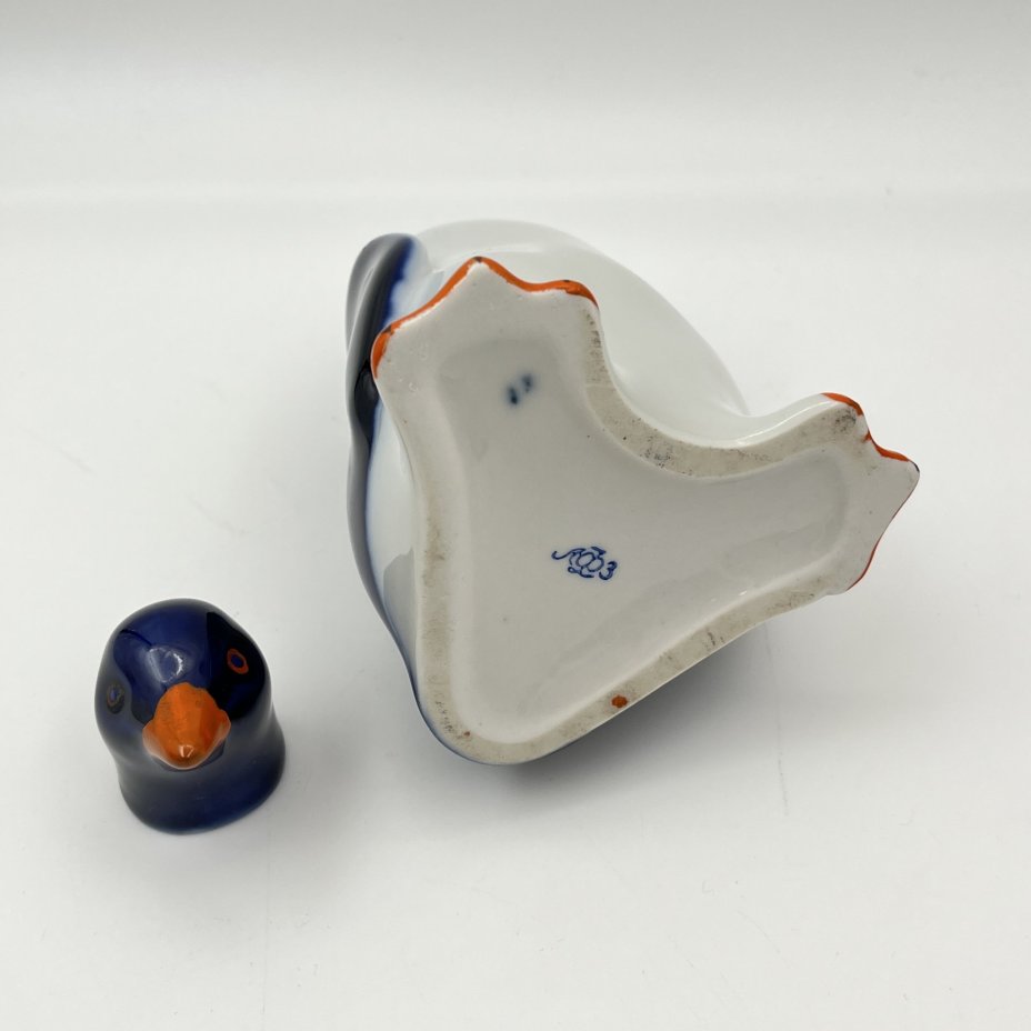 Штоф (малый) "Пингвин", скульптор Н.А. Кольцов, фарфор, роспись, Ленинградский фарфоровый завод (ЛФЗ), СССР, 1960-1970 гг.