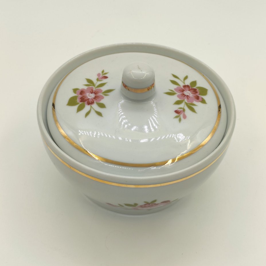 Сахарница, украшенная цветочным декором, фарфор, деколь, золочение, Дмитровский фарфоровый завод (ДФЗ Вербилки), СССР, 1965-1991 гг.