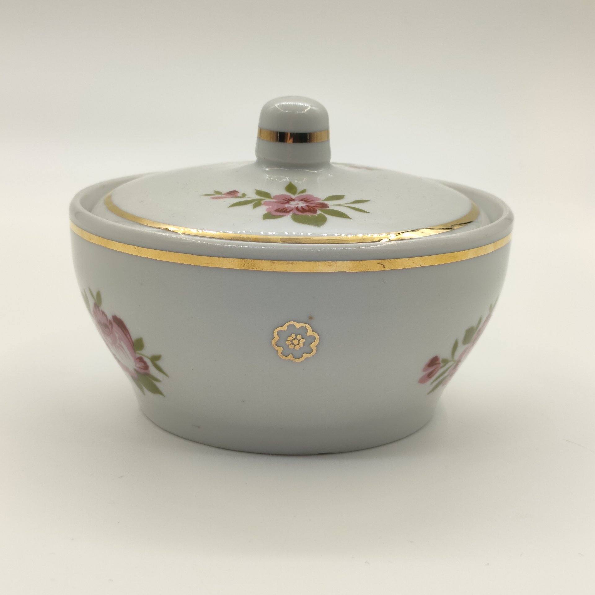 Сахарница, украшенная цветочным декором, фарфор, деколь, золочение, Дмитровский фарфоровый завод (ДФЗ Вербилки), СССР, 1965-1991 гг., Дмитровский фарфоровый завод (ДФЗ Вербилки)