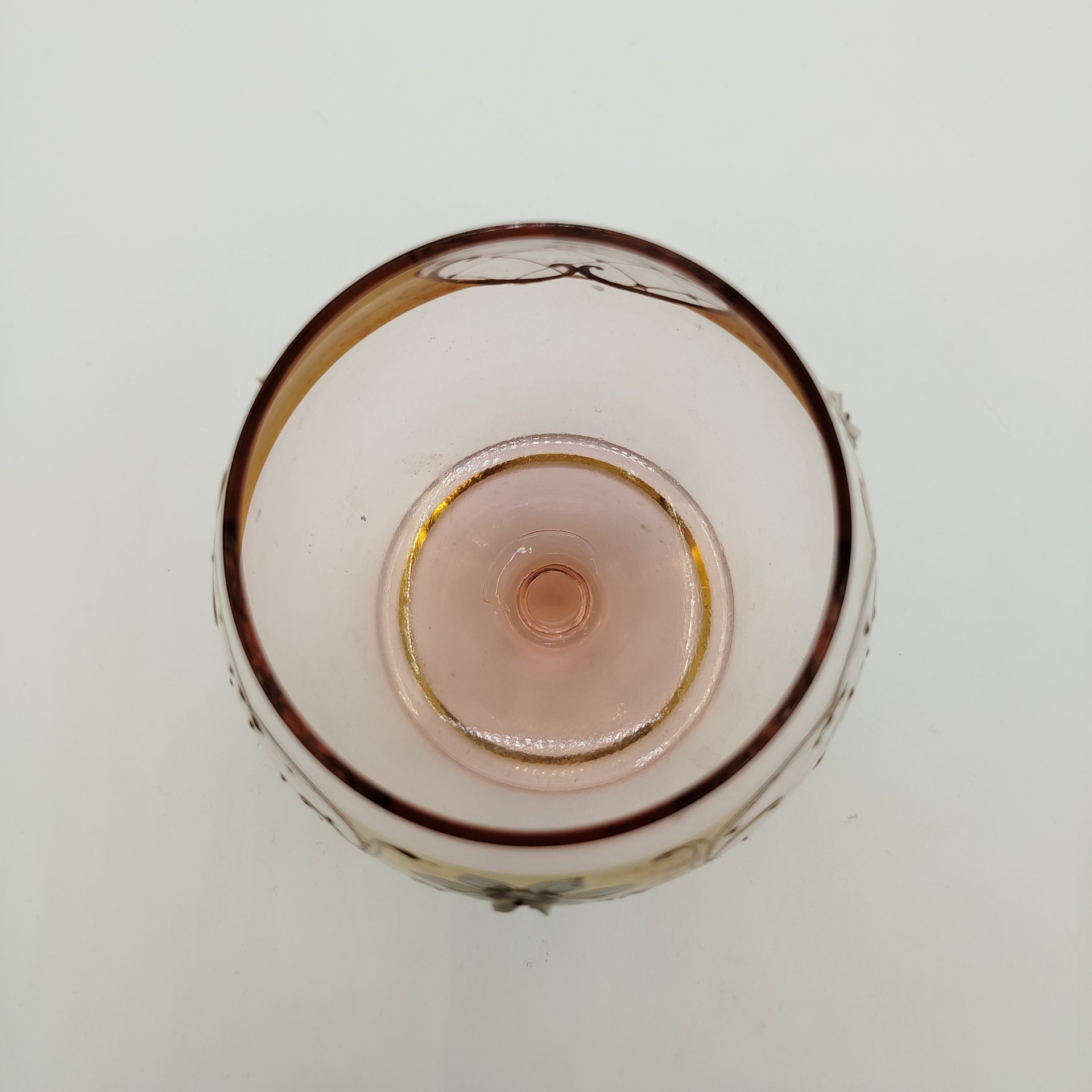 Бокал для коньяка розового оттенка с лепным цветочным декором, стекло, золочение, роспись, лепнина, Богемия, 1970-2000 гг.