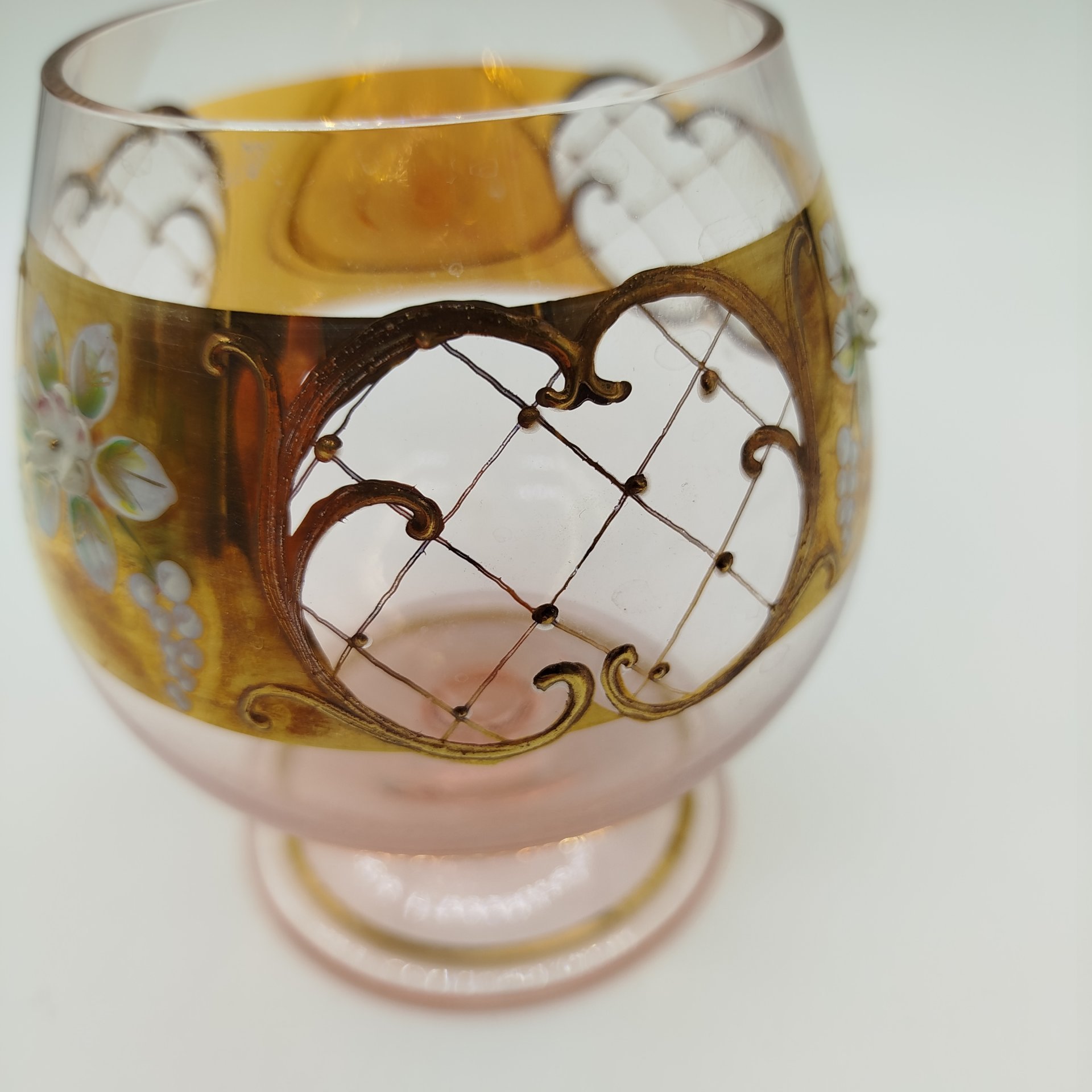 Бокал для коньяка розового оттенка с лепным цветочным декором, стекло, золочение, роспись, лепнина, Богемия, 1970-2000 гг.