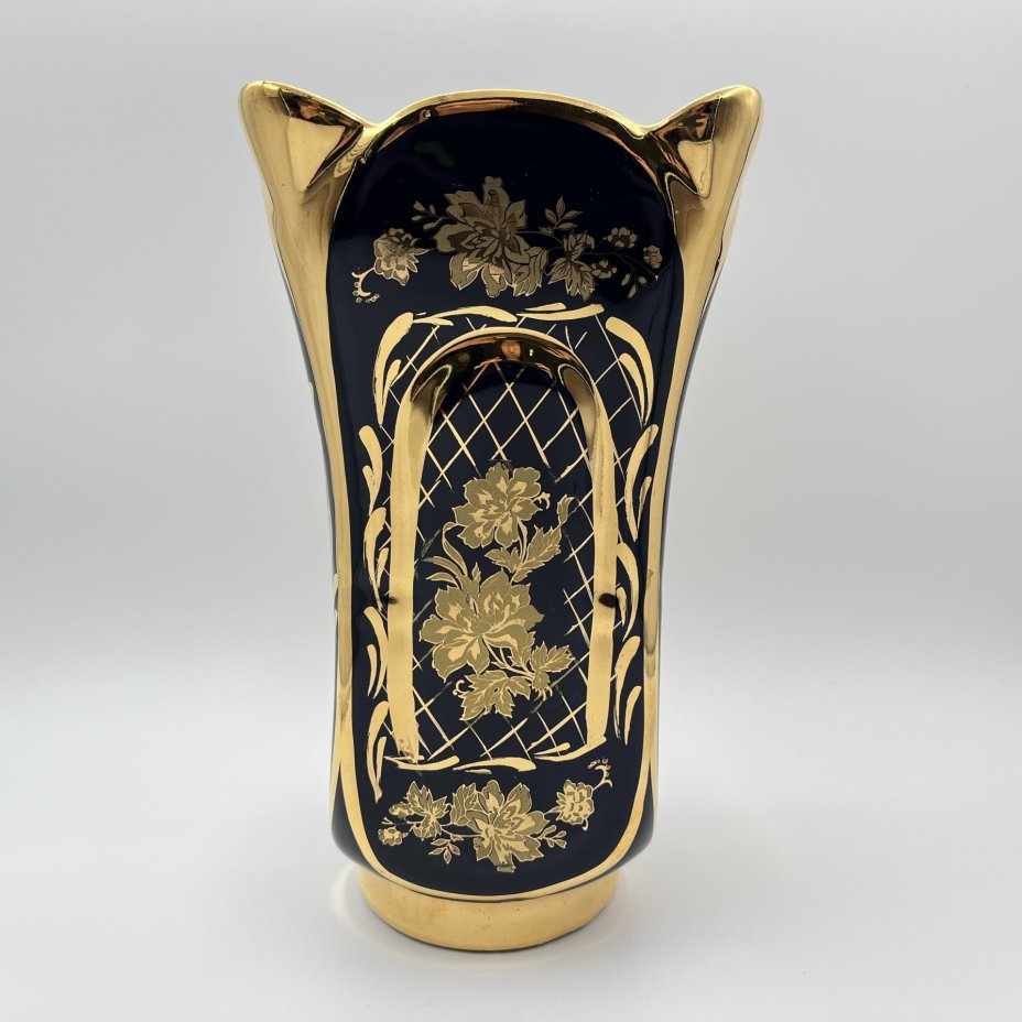 Ваза кобальтового цвета с золотистым флоральным декором, "Azim porselen", фарфор, крытье, золочение, Турция, 1990-2010 гг.