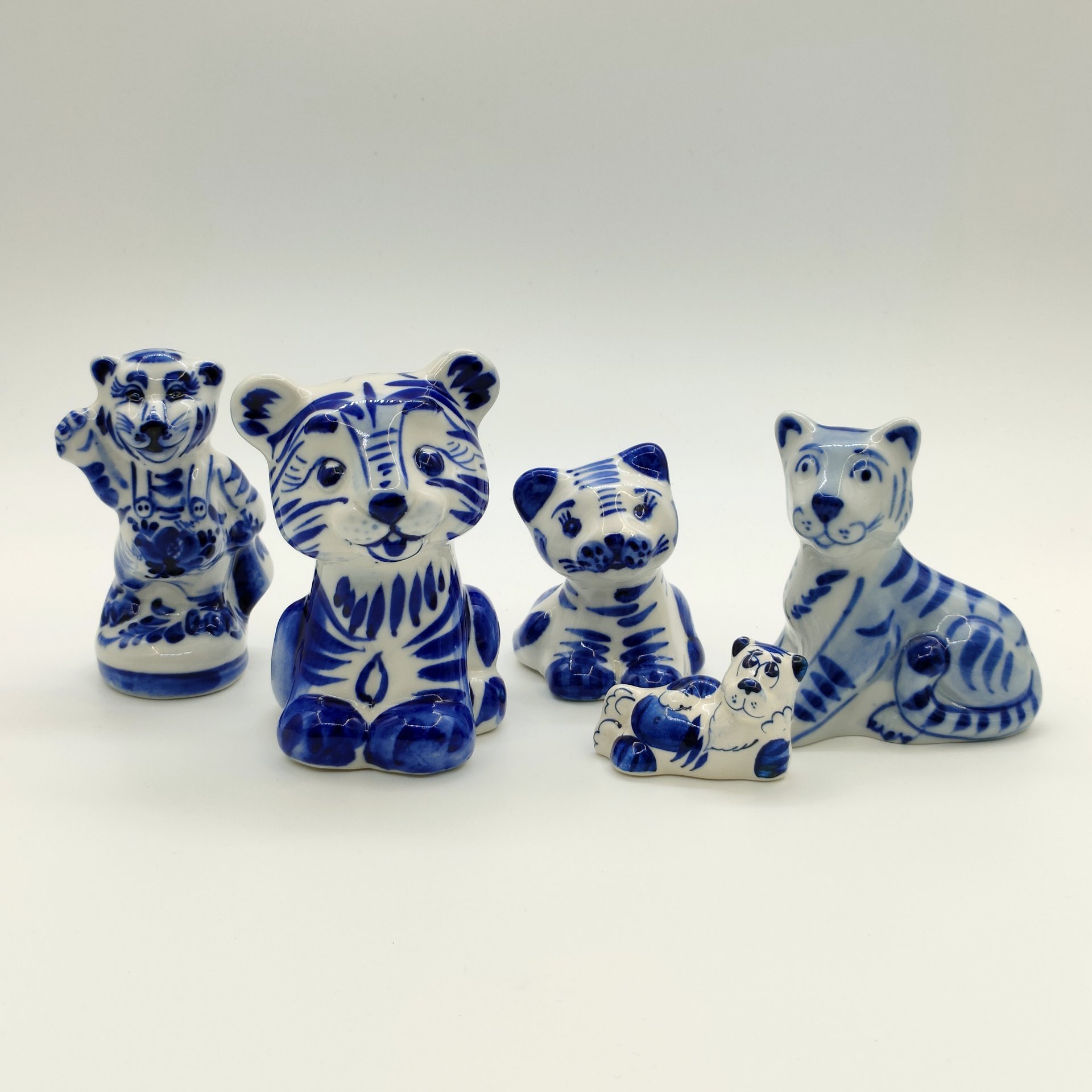 Набор из пяти статуэток "Тигры", Гжель, фарфор, роспись, Россия, 1990-2010 гг.