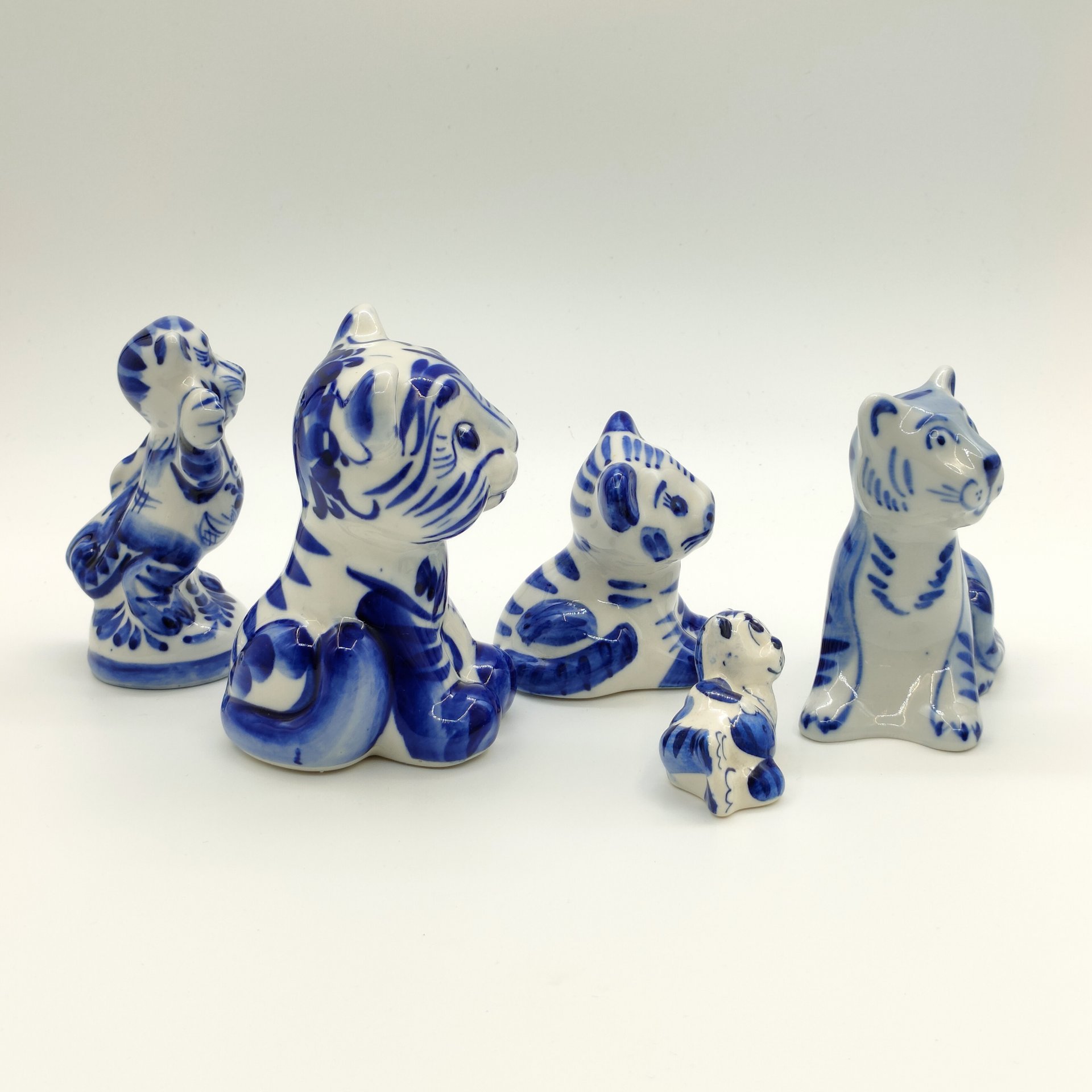 Набор из пяти статуэток "Тигры", Гжель, фарфор, роспись, Россия, 1990-2010 гг.