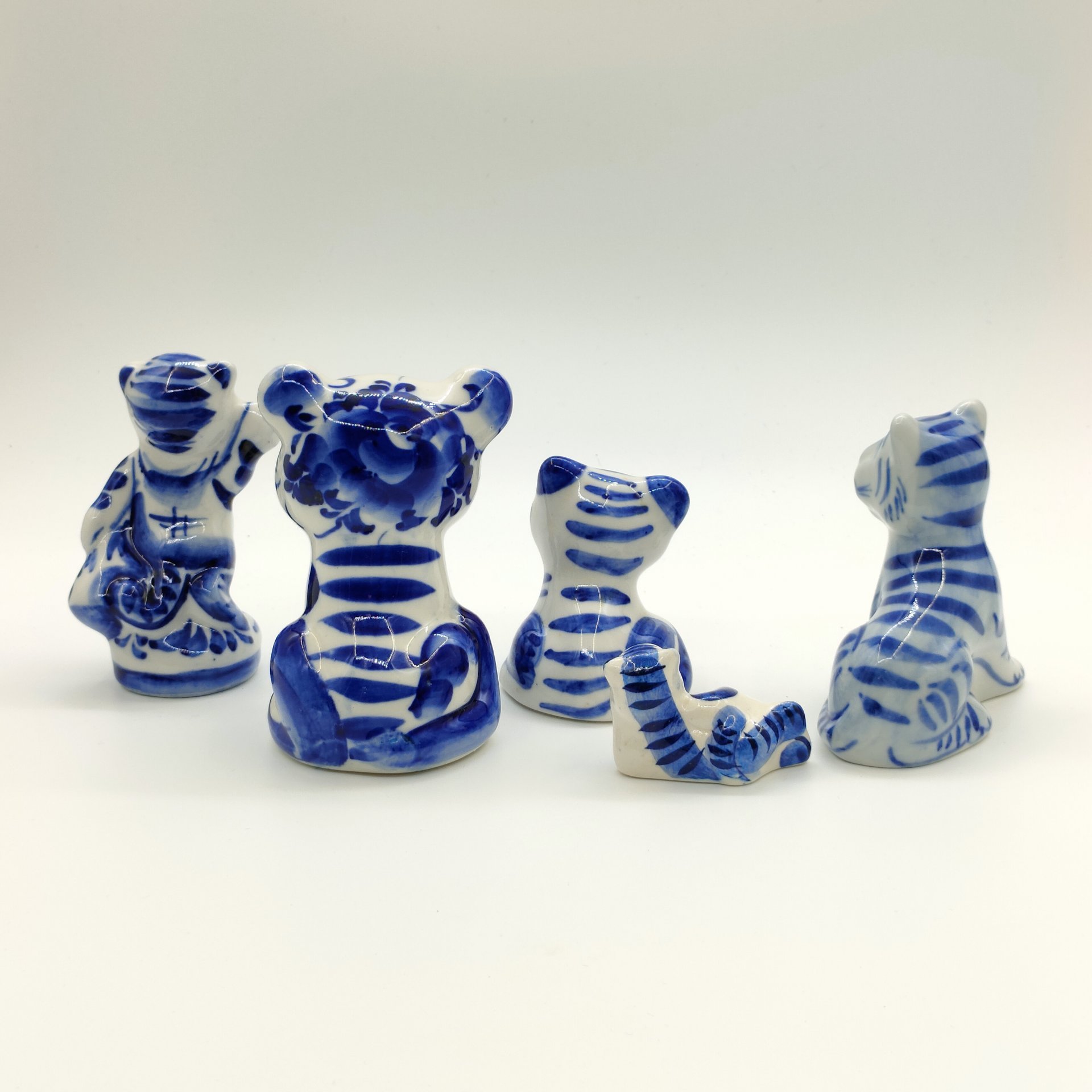 Набор из пяти статуэток "Тигры", Гжель, фарфор, роспись, Россия, 1990-2010 гг.