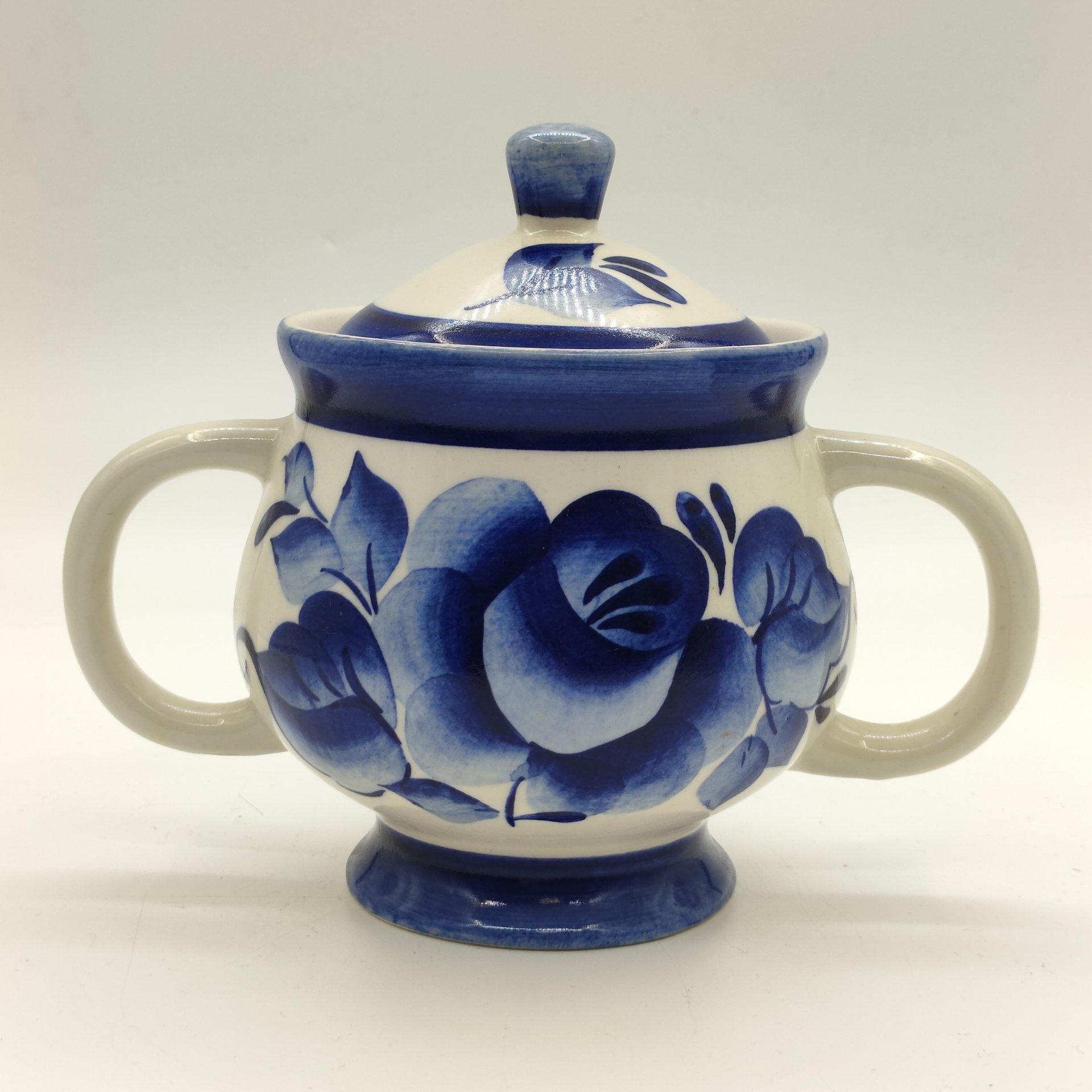 Сахарница (ёмкость для хранения) с цветочным декором, Гжель, фаянс, роспись, Россия, 1980-2000 гг.