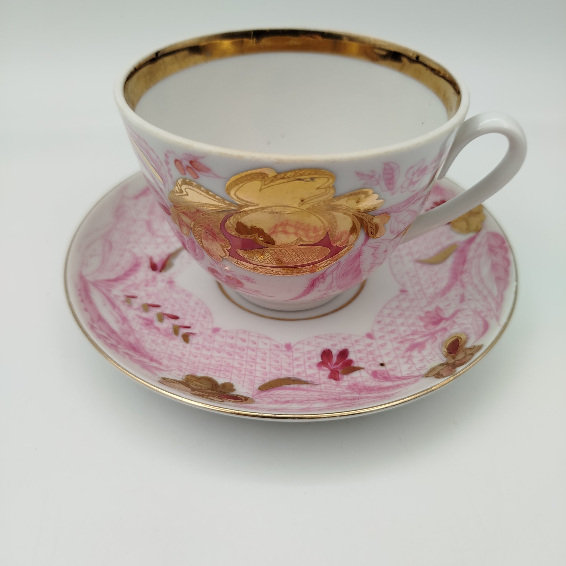 Пара чайная, украшенная декором в виде тюльпанов, фарфор, деколь, золочение, СССР, 1970-1989 гг.