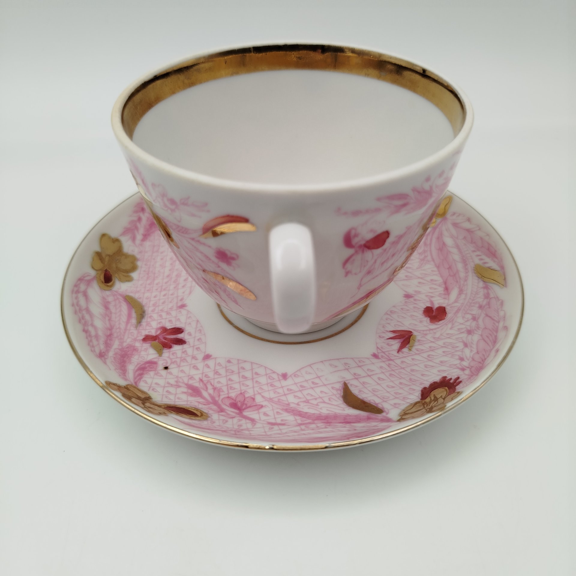 Пара чайная, украшенная декором в виде тюльпанов, фарфор, деколь, золочение, СССР, 1970-1989 гг.