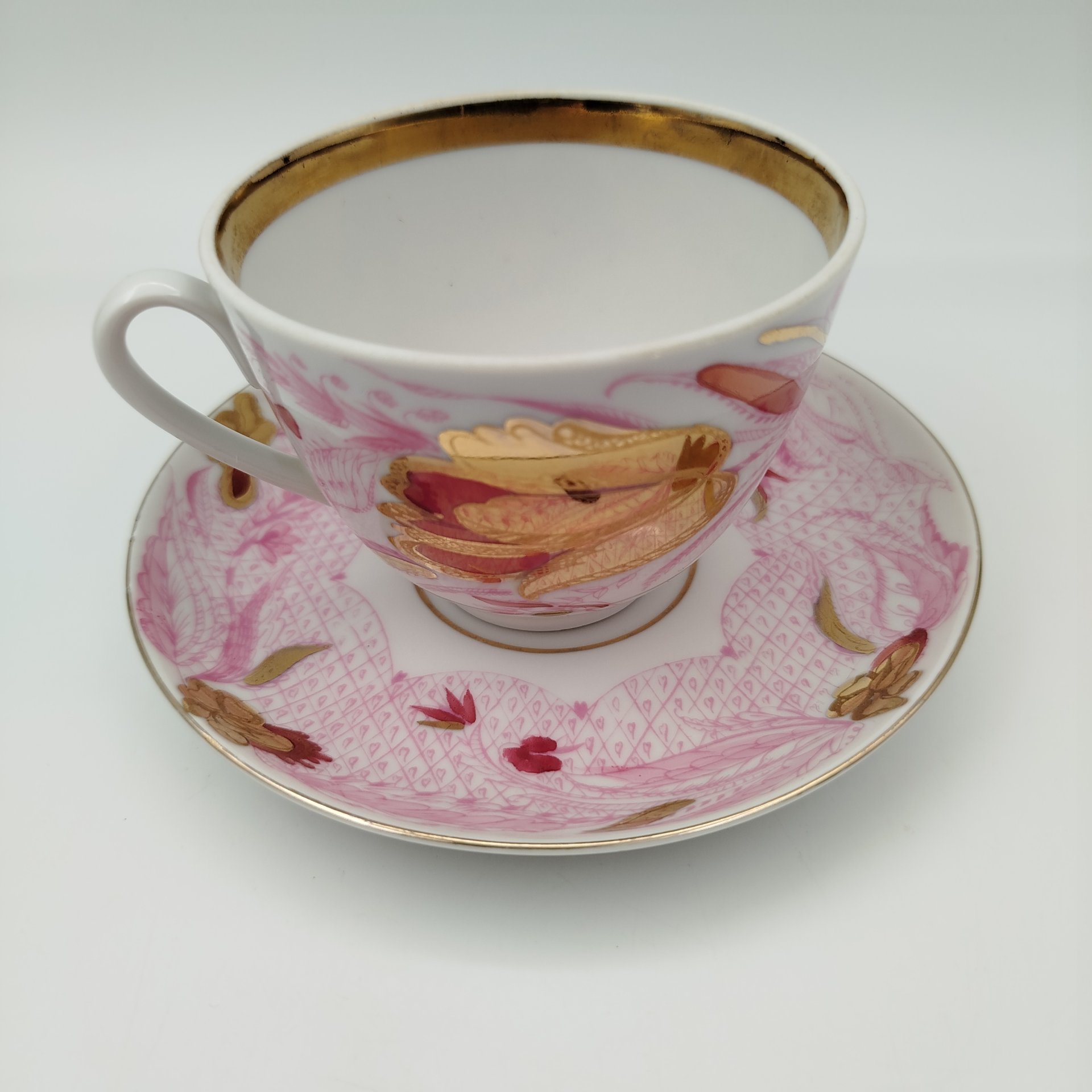 Пара чайная, украшенная декором в виде тюльпанов, фарфор, деколь, золочение, СССР, 1970-1989 гг.