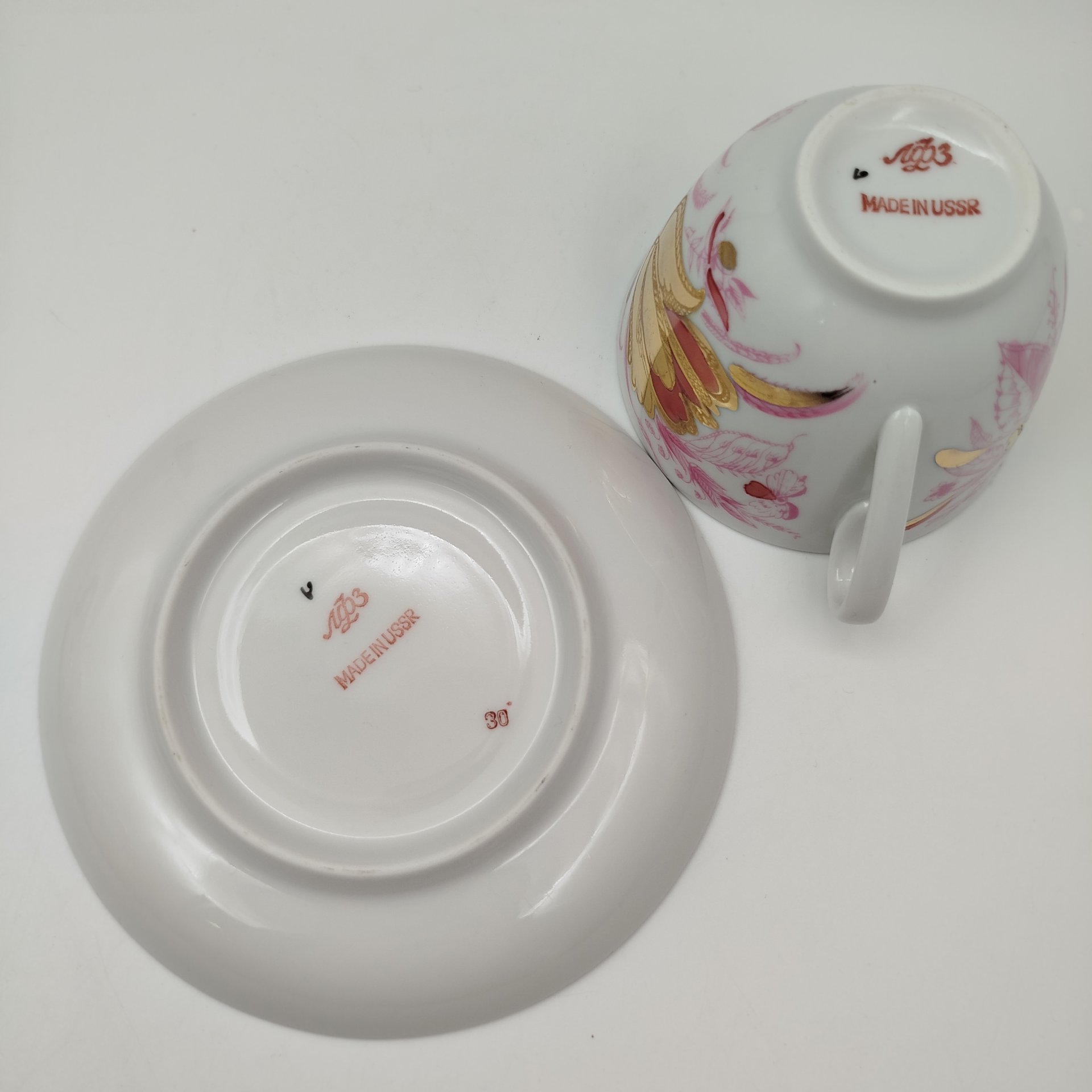 Пара чайная, украшенная декором в виде тюльпанов, фарфор, деколь, золочение, СССР, 1970-1989 гг.