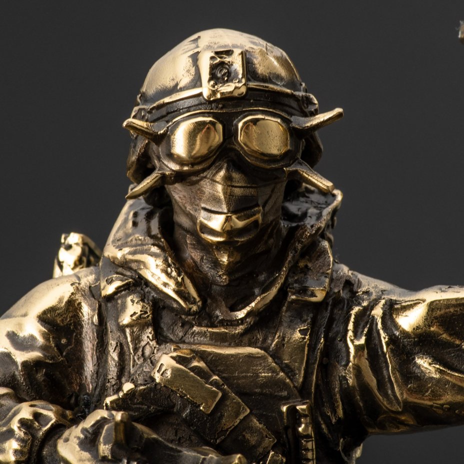 Скульптура "Оператор FPV дрона" (Дроновод)