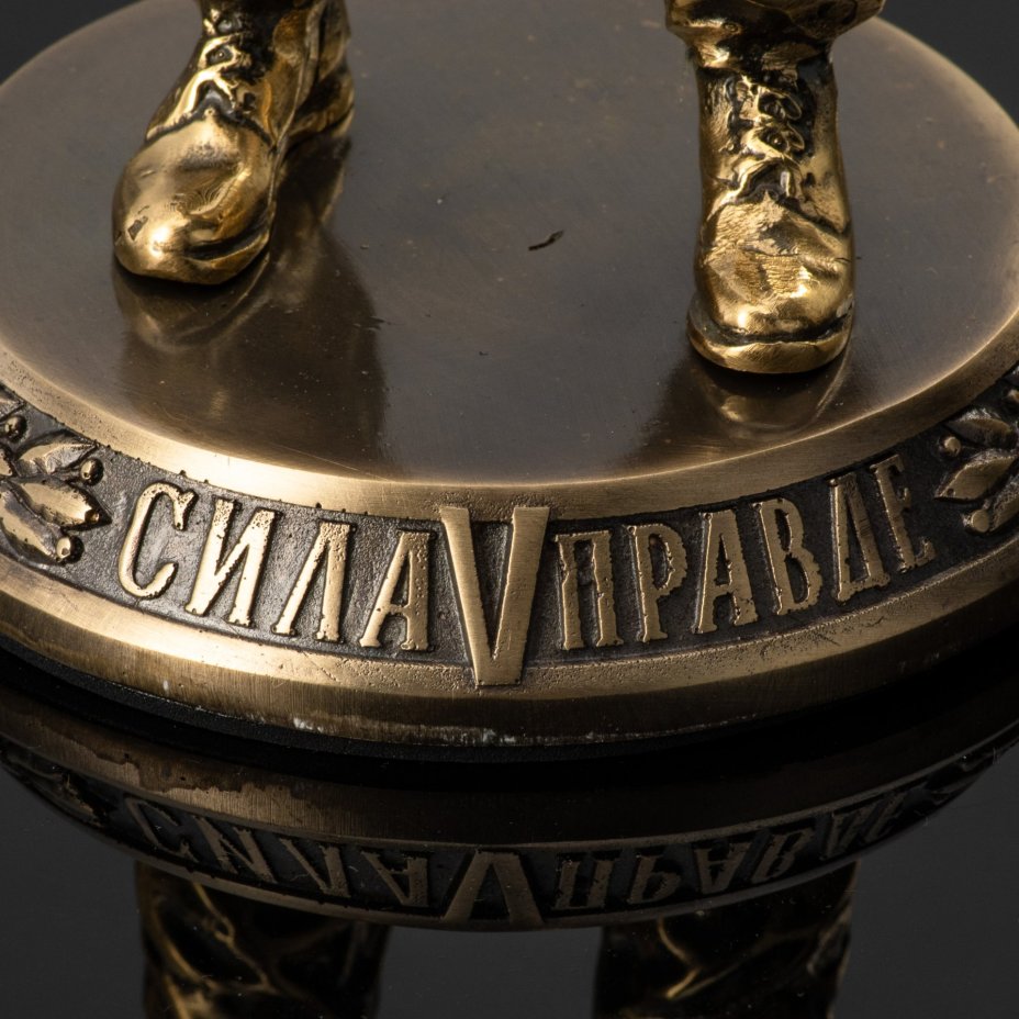 Скульптура "Оператор FPV дрона" (Дроновод)