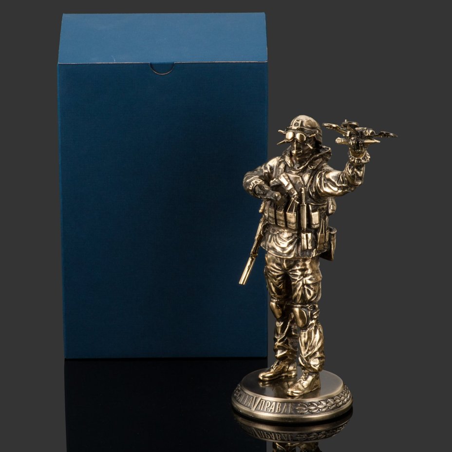 Скульптура "Оператор FPV дрона" (Дроновод)