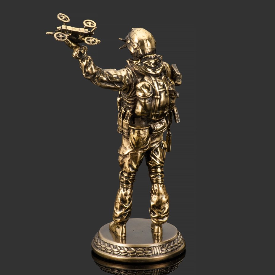 Скульптура "Оператор FPV дрона" (Дроновод)