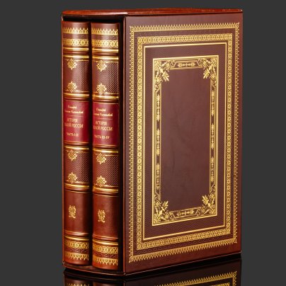 Книга в кожаном переплете "История малой России" в 2-х томах, репринтное издание, бумага, кожаный переплет, тиснение, золочение, обрез с принтом и золочением, в кожаном футляре и бархатной подарочной упаковке, Российская Федерация, 2025 г.