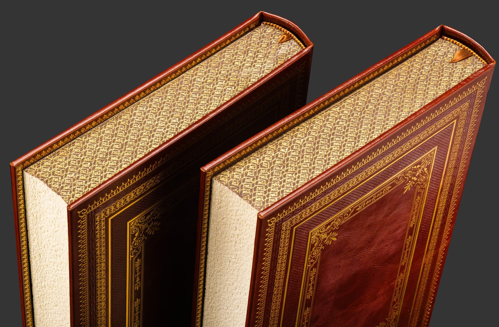 Книга в кожаном переплете "История малой России" в 2-х томах, репринтное издание, бумага, кожаный переплет, тиснение, золочение, обрез с принтом и золочением, в кожаном футляре и бархатной подарочной упаковке, Российская Федерация, 2025 г.