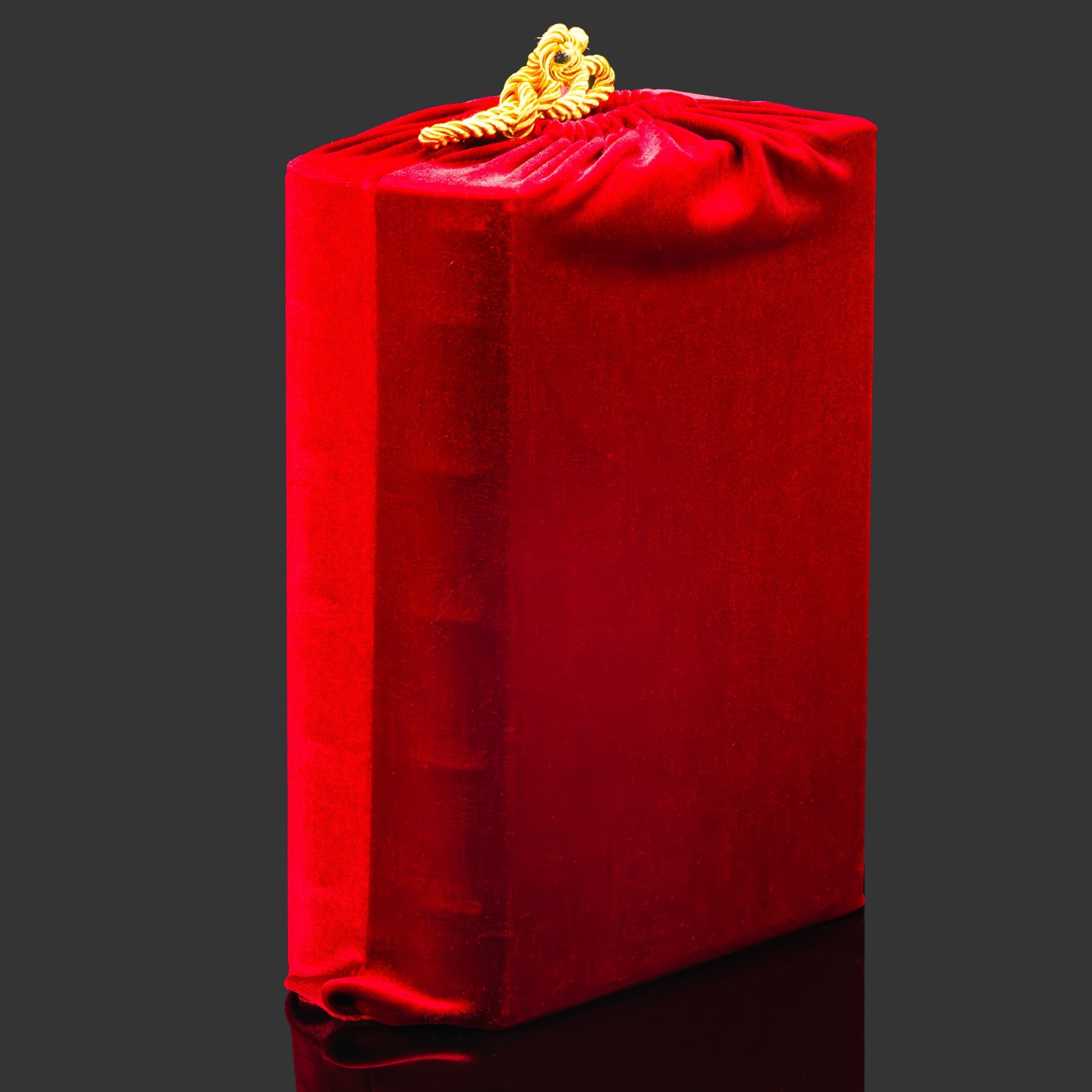 Книга в кожаном переплете "История малой России" в 2-х томах, репринтное издание, бумага, кожаный переплет, тиснение, золочение, обрез с принтом и золочением, в кожаном футляре и бархатной подарочной упаковке, Российская Федерация, 2025 г.