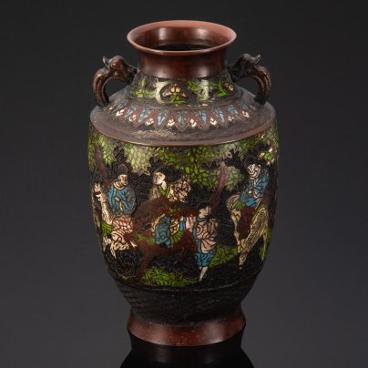 Ваза с ручками в форме драконов, украшенная изображением играющих детей и родителей, сплав металлов, Китай, 1970-1990 гг.