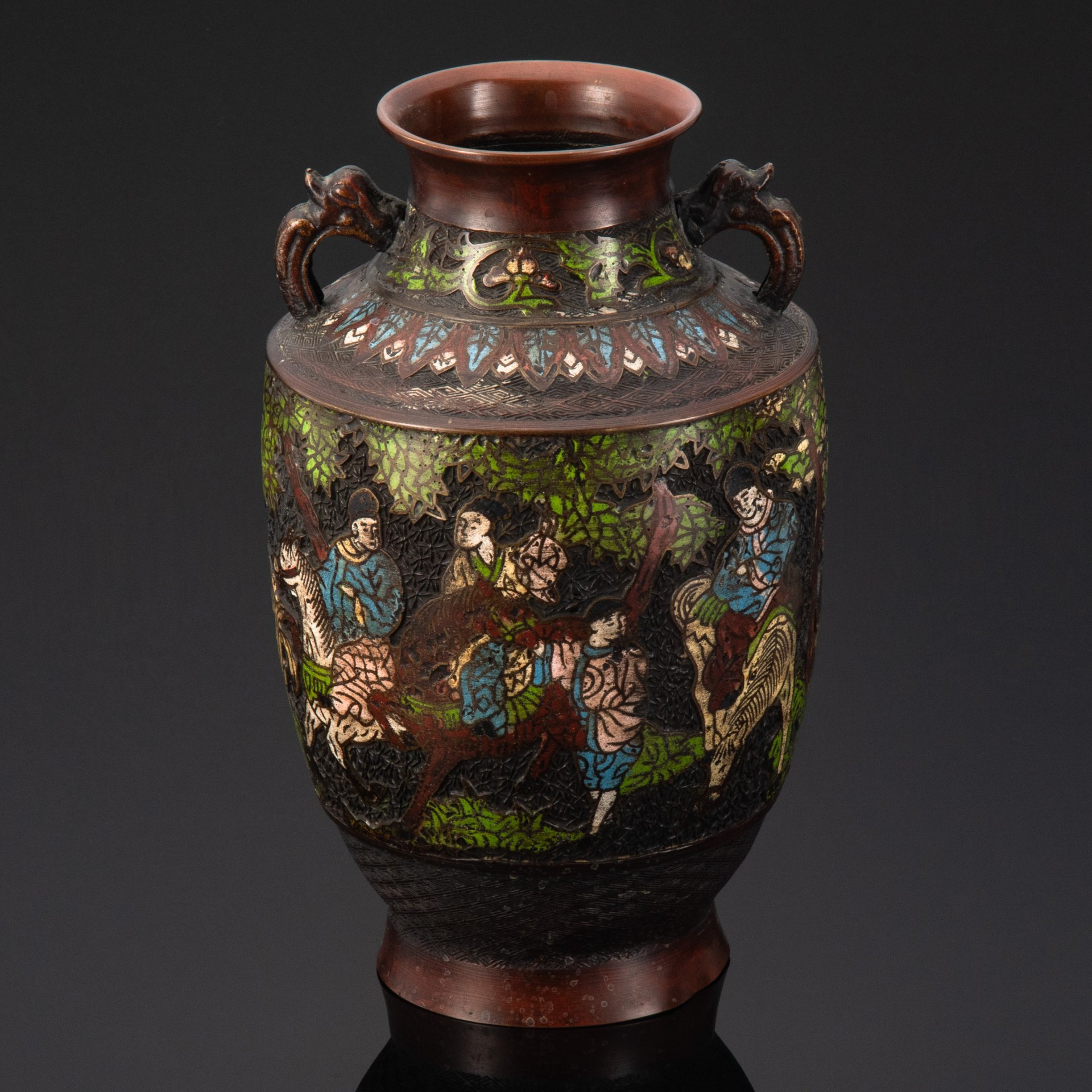 Ваза с ручками в форме драконов, украшенная изображением играющих детей и родителей, сплав металлов, Китай, 1970-1990 гг.