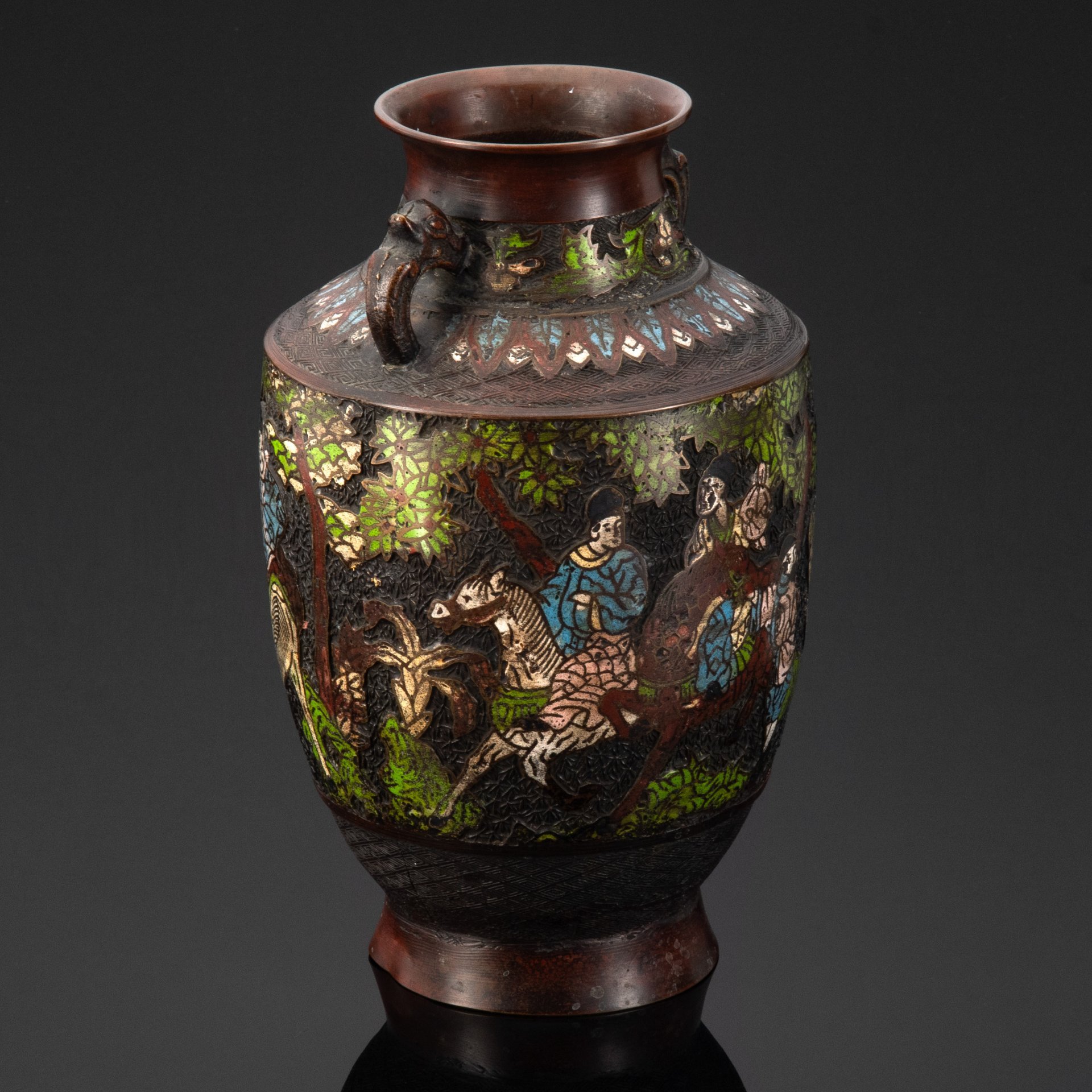 Ваза с ручками в форме драконов, украшенная изображением играющих детей и родителей, сплав металлов, Китай, 1970-1990 гг.