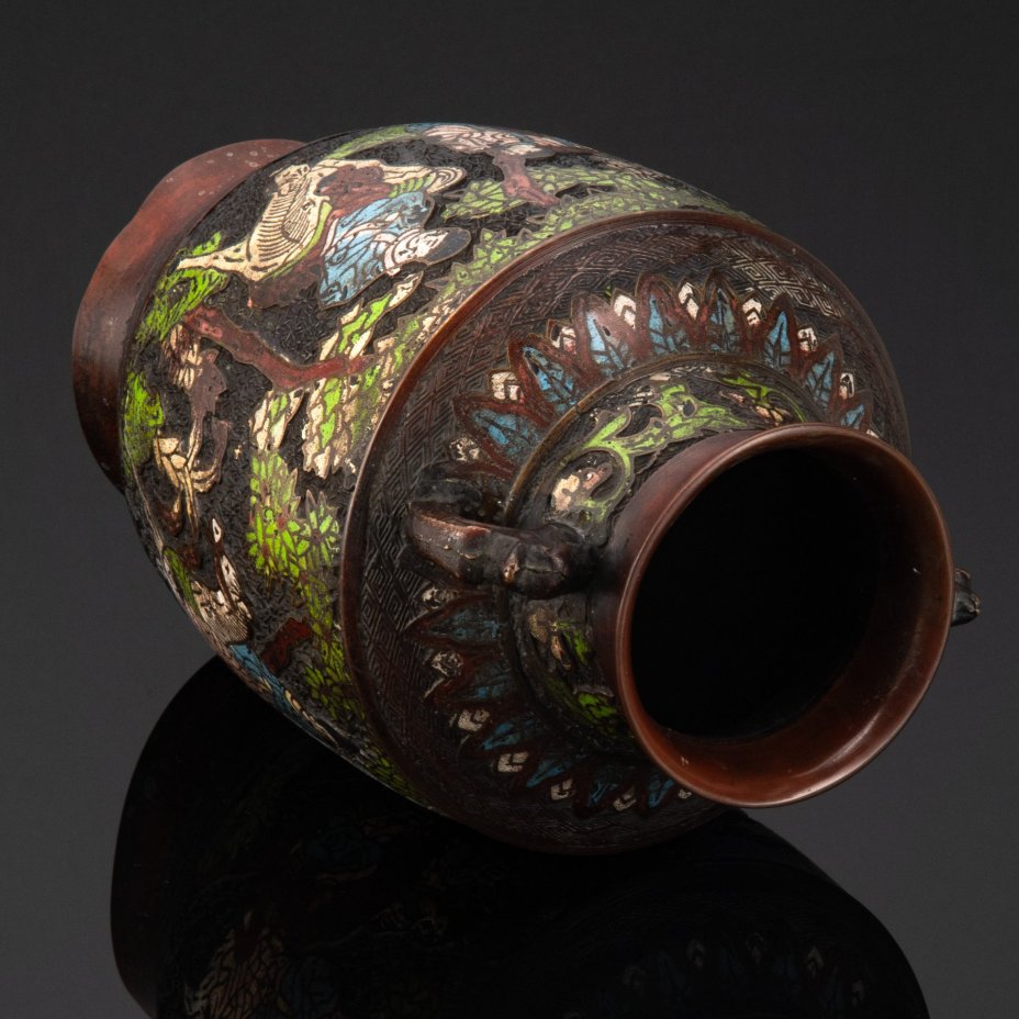 Ваза с ручками в форме драконов, украшенная изображением играющих детей и родителей, сплав металлов, Китай