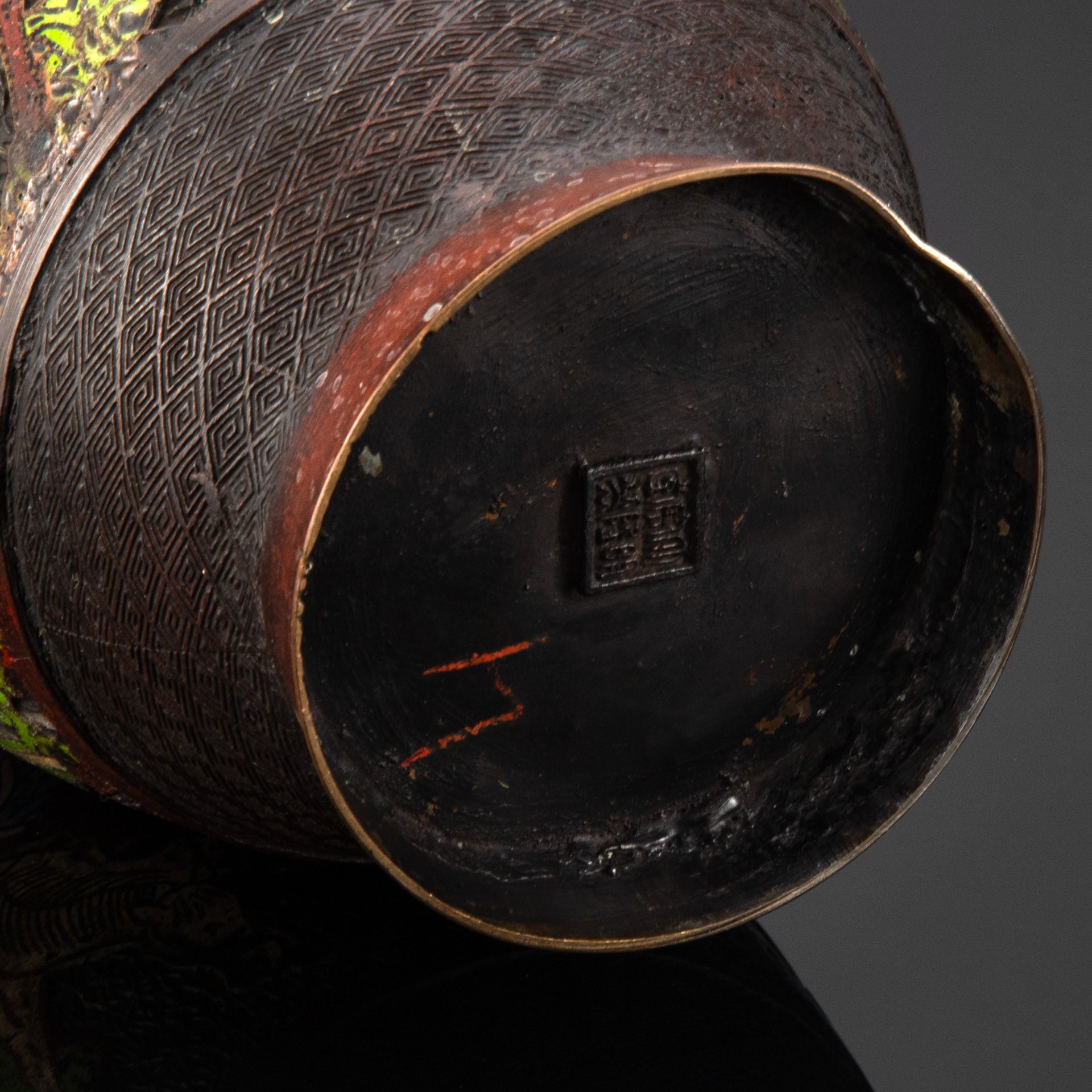 Ваза с ручками в форме драконов, украшенная изображением играющих детей и родителей, сплав металлов, Китай, 1970-1990 гг.