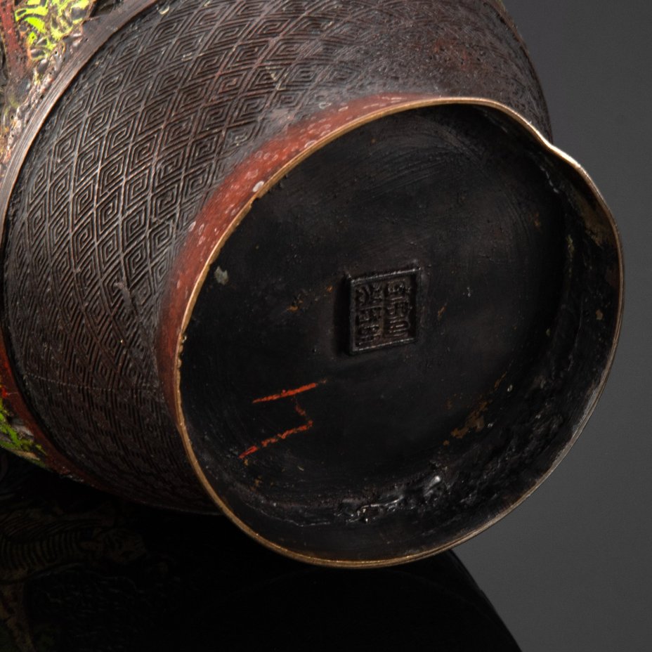 Ваза с ручками в форме драконов, украшенная изображением играющих детей и родителей, сплав металлов, Китай