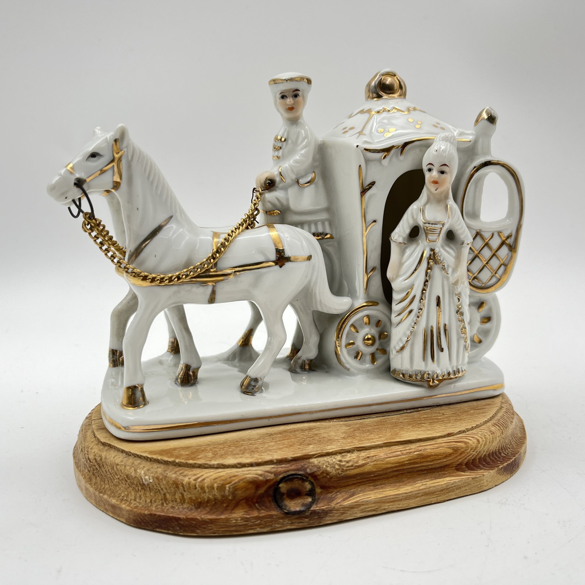 Статуэтка "Экипаж" ("Карета"), фарфор, роспись, золочение, Азия, 1990-2010 гг.