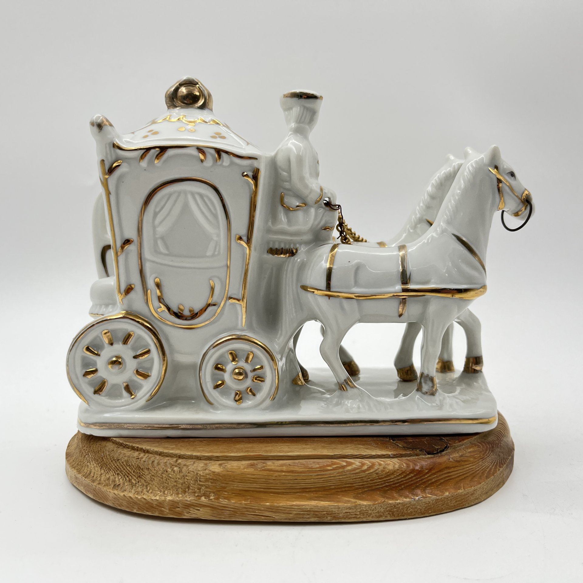 Статуэтка "Экипаж" ("Карета"), фарфор, роспись, золочение, Азия, 1990-2010 гг.