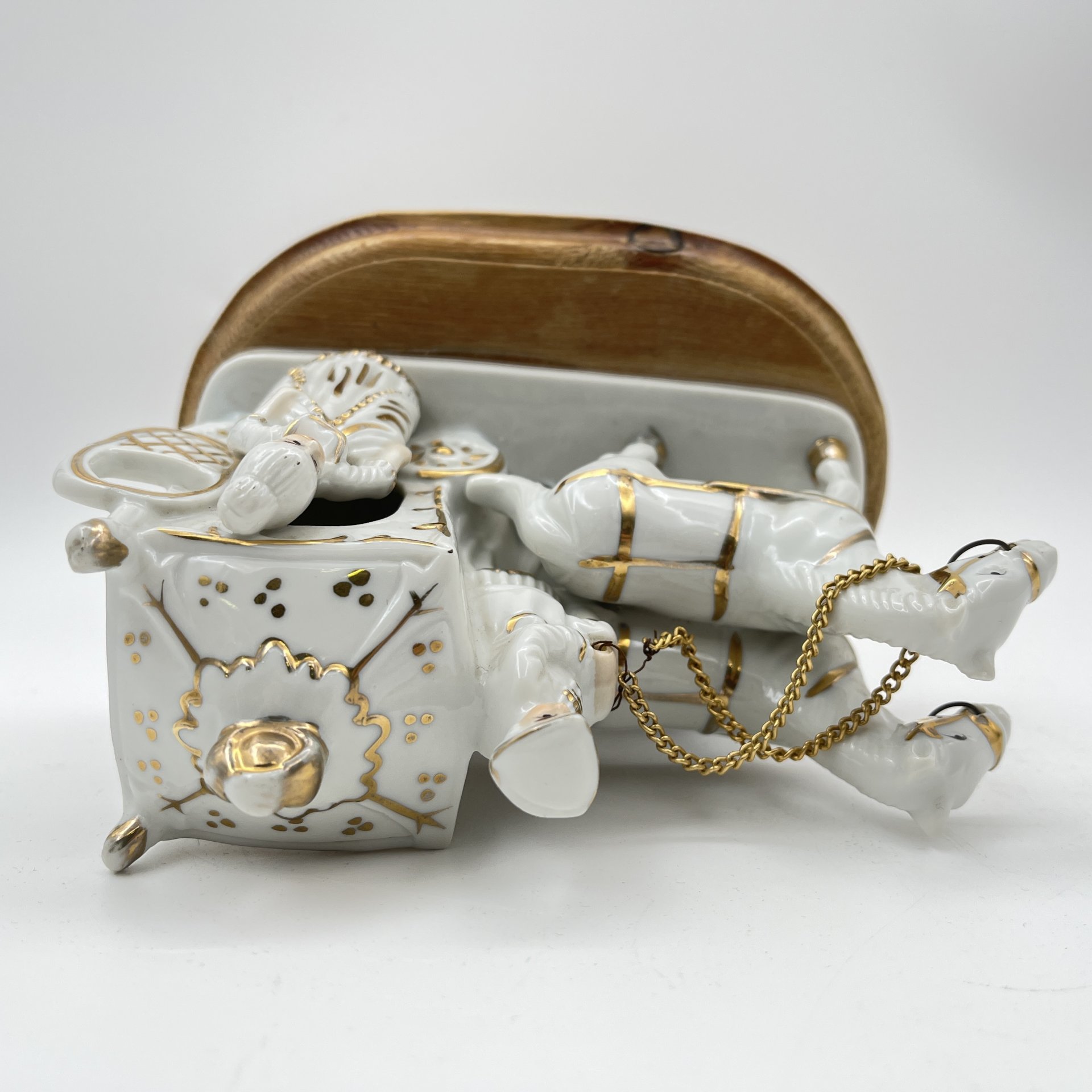 Статуэтка "Экипаж" ("Карета"), фарфор, роспись, золочение, Азия, 1990-2010 гг.