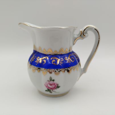 Молочник с кобальтовой лентой и золотистым узором, украшенный изображением розы, фарфор, крытье, золочение, деколь, Oscar Schlegelmilch