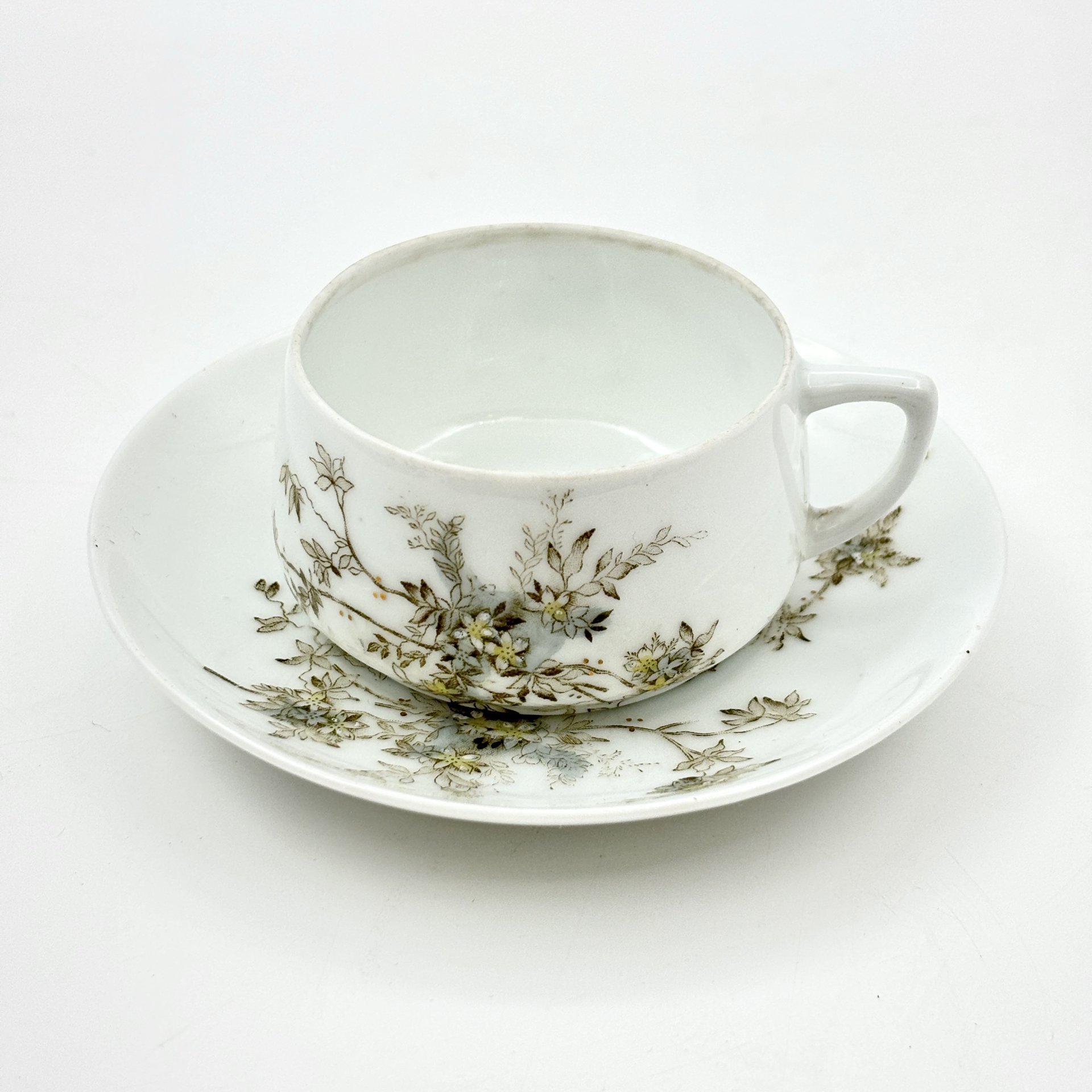 Пара кофейная с нежным цветочным декором, фарфор, деколь, подрисовка, Фарфоровая фабрика Гарднера, Российская империя, 1870-1910 гг.
