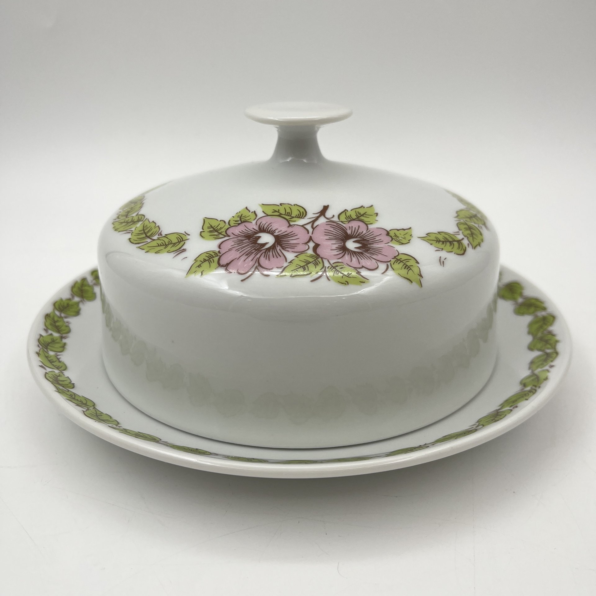 Маслёнка с цветочным декором в розово-зеленой гамме, фарфор, печать, Epiag Royal Czechoslovakia, Чехословакия, 1970-1990 гг.