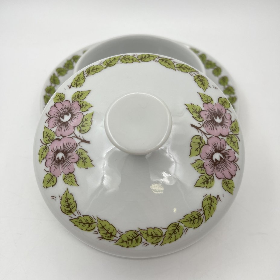 Маслёнка с цветочным декором в розово-зеленой гамме, фарфор, печать, Epiag Royal Czechoslovakia, Чехословакия, 1970-1990 гг.