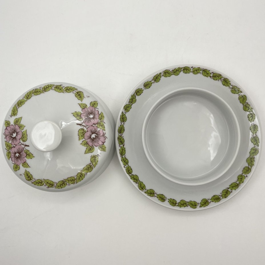 Маслёнка с цветочным декором в розово-зеленой гамме, фарфор, печать, Epiag Royal Czechoslovakia, Чехословакия, 1970-1990 гг.