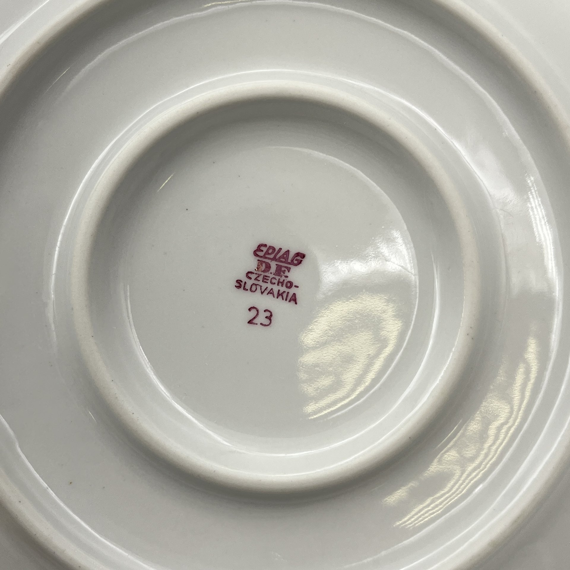 Маслёнка с цветочным декором в розово-зеленой гамме, фарфор, печать, Epiag Royal Czechoslovakia, Чехословакия, 1970-1990 гг.