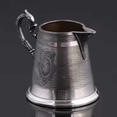 Молочник трапециевидной формы с декоративными медальонами и фигурной ручкой, Plewkiewicz & Co. (Фабрика Романа Плевкевича)