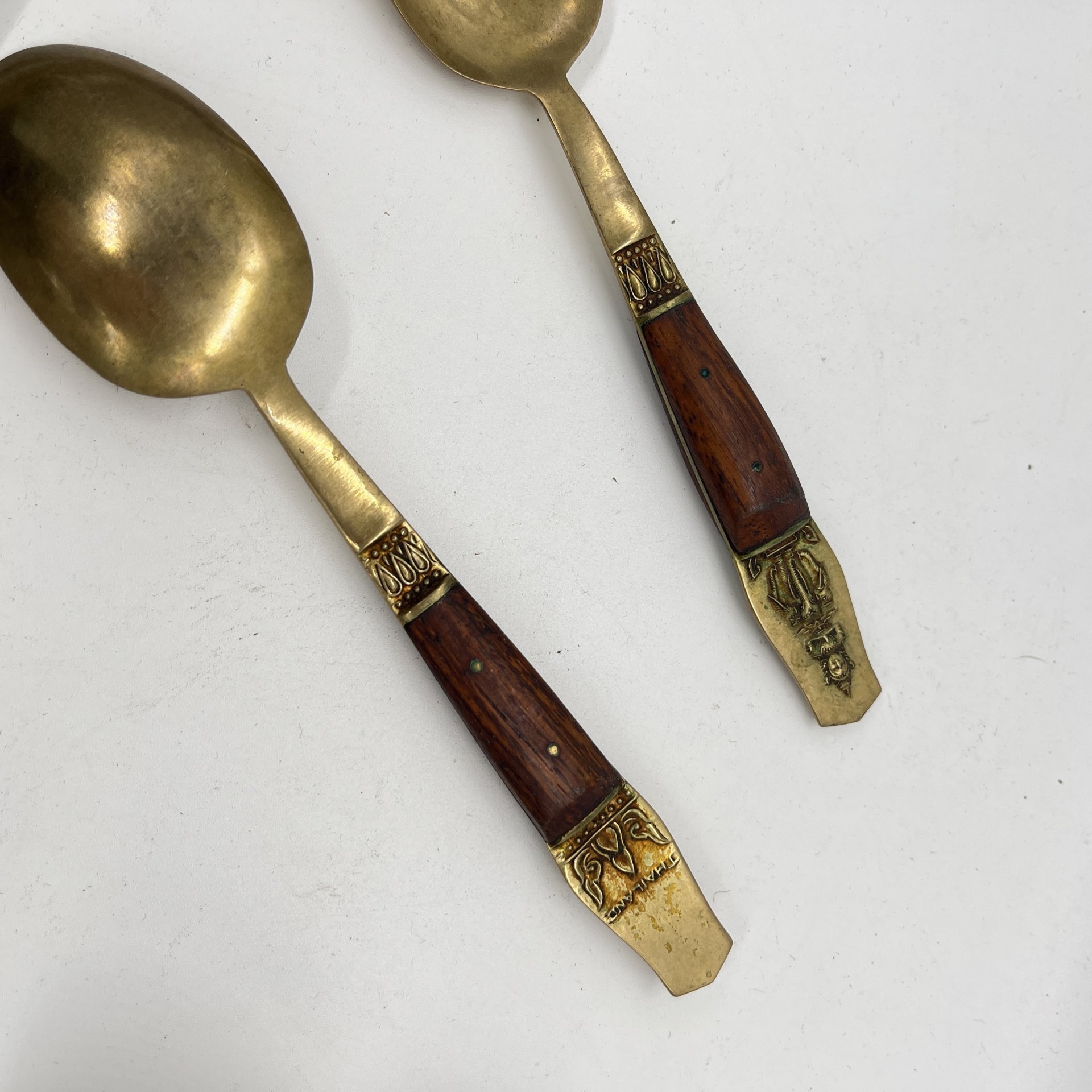 Набор из 2 ложек с изображением Будды на ручках, латунь, дерево, Таиланд, 2000-2015 гг.